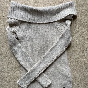 HOLLISTER OFF THE SHOULDER SWEATER